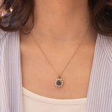 Ciondolo vintage in oro bianco 14K con zaffiro (0.50ct ca.) e diamanti di taglio brillante (0.40ctw ca.), anni ‘70