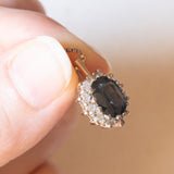 Collana vintage con catenina in oro bianco 14K con ciondolo in oro bianco 14K con zaffiro (1.50ct ca.) e diamanti di taglio brillante (0.30ctw ca.), anni ‘70