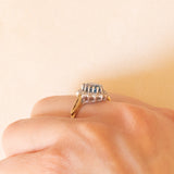 Anello a margherita vintage in oro giallo e bianco 9K con topazio azzurro (1.70ct ca.) e diamanti (0.14ctw ca.), anni ‘80