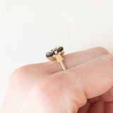 Anello antico in oro giallo 9K con onice e con lettera “B”, anni ‘30