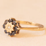 Anello a fiore vintage in oro giallo 9K con zaffiri (0.40ctw ca.) e diamante, anno 1992