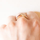 Anello vintage a “V” in oro giallo 18K con rubini (0.24ctw ca.) e con diamanti (0.30ctw ca.), anni ‘70/‘80