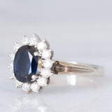 Anello a margherita in oro bianco 18K con zaffiro (1.30ct ca.) e diamanti di taglio brillante (0.44ctw ca.), anni ‘70