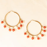 Orecchini a cerchio in oro giallo 18K con sfere di corallo arancione pendenti, anni ‘60