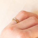 Anello vintage intrecciato in oro giallo e bianco 9K con diamanti (0.04ctw ca.), anni ‘70