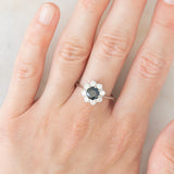 Anello a margherita vintage in oro bianco 18K con zaffiro (1.20ct ca.) e diamanti di taglio brillante (0.80ctw ca.), anni ‘70
