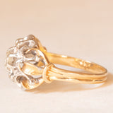 Anello vintage in oro giallo e bianco 18K con diamante centrale di taglio brillante (0.10ct ca.) e diamanti laterali di taglio rosetta, anni ‘40/‘50