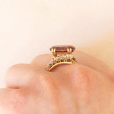 Anello bypass vintage in oro giallo 18K con tormalina rosa (4ct ca.) e diamanti di taglio brillante (0.90ctw ca.), anni ‘80