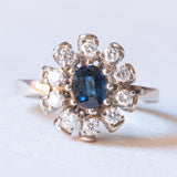 Anello a margherita vintage in oro bianco 14K con zaffiro (0.65ct ca.) e diamanti di taglio brillante (0.40ctw ca.), anni ‘70