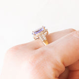 Anello da cocktail vintage in oro giallo e bianco 9K con tanzanite (3.20ct ca.) e diamanti (0.46ctw ca.)
