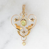 Pendente antico lavalier in oro giallo 9K con paste di vetro verde chiaro e perline bianche, anni ‘10/‘20