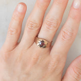 Anello chevalier retrò in oro giallo 14K con granato (1ct ca.), anni ‘40