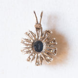 Ciondolo vintage in oro bianco 14K con zaffiro (0.50ct ca.) e diamanti di taglio brillante (0.40ctw ca.), anni ‘70