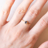 Anello a margherita vintage in oro giallo 18K con zaffiro (0.17ct ca.) e diamanti di taglio brillante (0.04ctw ca.), anni ‘70/‘80