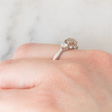 Trilogy vintage in platino con diamante centrale fancy brown (0.57ct) e diamanti laterali (0.20ctw)