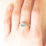 Anello vintage in oro giallo 9K con topazi azzurri (1.64ctw ca.) e diamanti (0.14ctw ca.), anni ‘80