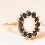 Anello a margherita vintage in oro giallo 9K con opale (0.50ct ca.) e zaffiri (0.48ctw ca.), anno 1986