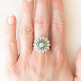 Anello vintage a fiore in oro bianco 18K con smeraldi (0.40ctw ca.) e diamanti di taglio brillante (1.20ctw ca.), anni ‘60/‘70