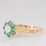 Anello a fiore vintage in oro giallo 9K con smeraldi (0.36ctw ca.) e diamante (0.01ct ca.), anni ‘70/‘80