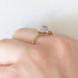 Anello a margherita vintage in oro giallo e bianco 9K con rubino (0.12ct ca.) e diamanti (0.04ctw ca.), anno 1988
