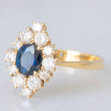 Anello a margherita navette in oro giallo 18K con zaffiro (1ct ca.) e diamanti di taglio brillante (0.75ctw ca.), anni ‘60/‘70