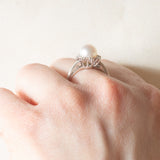 Anello a margherita vintage in oro bianco 14K con perla bianca coltivata e diamanti (0.08ctw ca.), anni ‘60