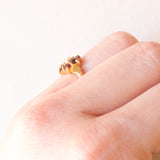 Anello a fiore vintage in oro giallo 9K con opale (0.05ct ca.) e granati (0.36ctw ca.), anno 1975