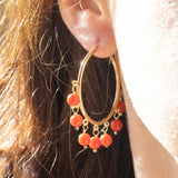 Orecchini a cerchio in oro giallo 18K con sfere di corallo arancione pendenti, anni ‘60