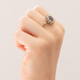 Anello a margherita vintage in oro bianco 14K con zaffiro (0.65ct ca.) e diamanti di taglio brillante (0.40ctw ca.), anni ‘70