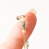 Collana vintage in oro giallo 9K con paste di vetro verdi e imitazioni di perle bianche, anni ‘70