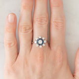 Anello a fiore vintage in oro bianco 14K con zaffiri (0.32ctw ca.) e diamanti di taglio brillante (0.84ctw ca.), anni ‘70