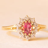 Anello a margherita vintage in oro giallo e bianco 14K con tormalina rosa (0.50ct ca.) e diamanti (0.08ctw ca.), anni ‘70