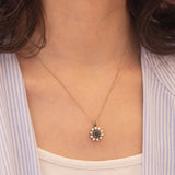 Ciondolo vintage in oro bianco 14K con zaffiro (0.50ct ca.) e diamanti di taglio brillante (0.40ctw ca.), anni ‘70