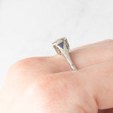 Solitario Art Déco in oro bianco 18K con diamante di taglio brillante (0.08ct ca.) e zaffiri di taglio triangolare, anni ‘30