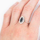 Anello a margherita navette vintage in oro bianco 14K con zaffiro (0.60ct ca.) e diamanti (0.42ctw ca.), anni ‘70