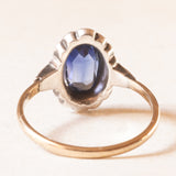 Anello a margherita antico in oro giallo 8K e argento con zaffiro (1.40ct ca.) e paste di vetro bianche, primi del ‘900