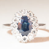 Anello a margherita vintage in oro bianco 14K con zaffiro (1.40ct ca.) e diamanti (0.30ctw ca.), anni ‘60/‘70
