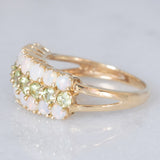 Tripla veretta in oro giallo 14K con peridoti verdi (1ctw ca.) e opali (0.80ctw ca.), anni ‘80