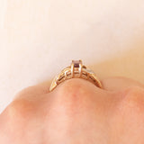 Anello vintage in oro giallo 9K con granato (0.40ct ca.) e diamanti (0.03ctw ca.), anni ‘70/‘80