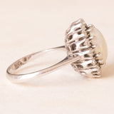 Anello a margherita vintage in oro bianco 14K con opale (1.70ct ca.) e diamanti di taglio brillante (0.40ctw ca.), anni ‘60