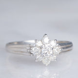 Anello a fiore vintage in platino con diamanti di taglio brillante (0.32ctw), anni ‘70/‘80