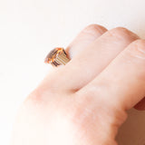 Anello vintage in stile Art Déco in oro giallo e bianco 9K con zaffiro arancione trattato
