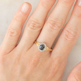 Anello a margherita vintage in oro giallo 9K con zaffiro (0.70ct ca.) e diamanti (0.08ctw ca.), anno 1991
