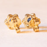 Orecchini a margherita vintage in oro giallo e bianco 14K con zaffiri (0.50ctw ca.) e diamanti di taglio brillante (0.24ctw ca.), anni ‘60