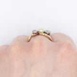 Trilogy antico in oro giallo 18K e argento con diamanti di taglio vecchia miniera (0.70ctw ca.) e perla bianca, primi del ‘900