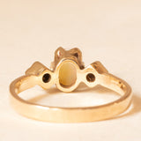 Trilogy vintage in oro giallo 9K con opale (0.40ct ca.) e granati (0.06ctw ca.), anni ‘70