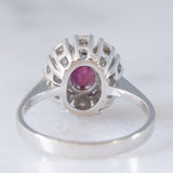 Anello a margherita vintage in oro bianco 14K con rubino (1.15ct ca.) e diamanti (0.15ctw ca.), anni ‘70