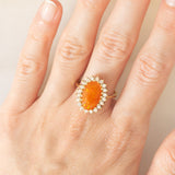 Anello a margherita vintage in oro giallo 14K con opale di fuoco sintetico e diamanti di taglio brillante (0.40ctw ca.), anni ‘80
