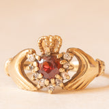 Anello Claddagh vintage in oro giallo 9K con granato (0.30ct ca.) e paste di vetro bianche, anno 1994