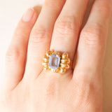 Anello vintage a fiocco in oro giallo 18K con spinello azzurro sintetico (2.50ct ca.), anni ‘50